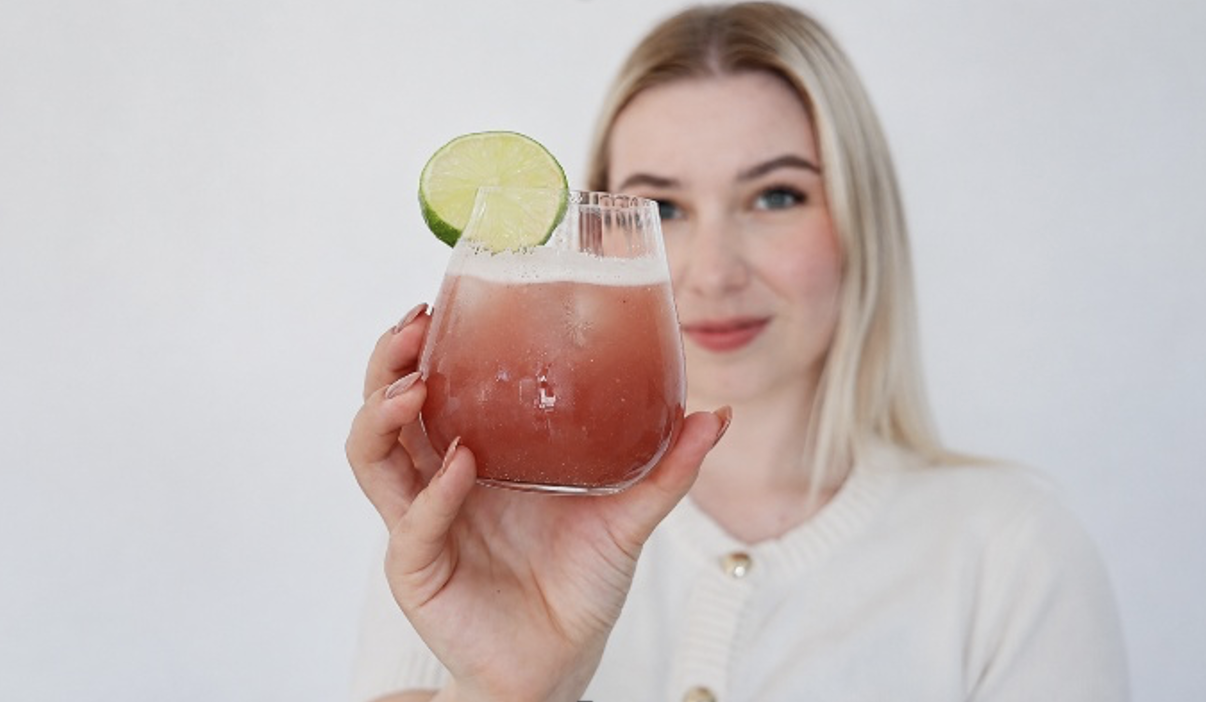 Léto ve sklenici: 3 originální wellness drinky, které si zamilujete